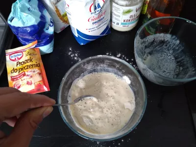 20 Min Banana / Raspberry Fluffy Vegan Pancakes : Mixing liquid and solid preparations together